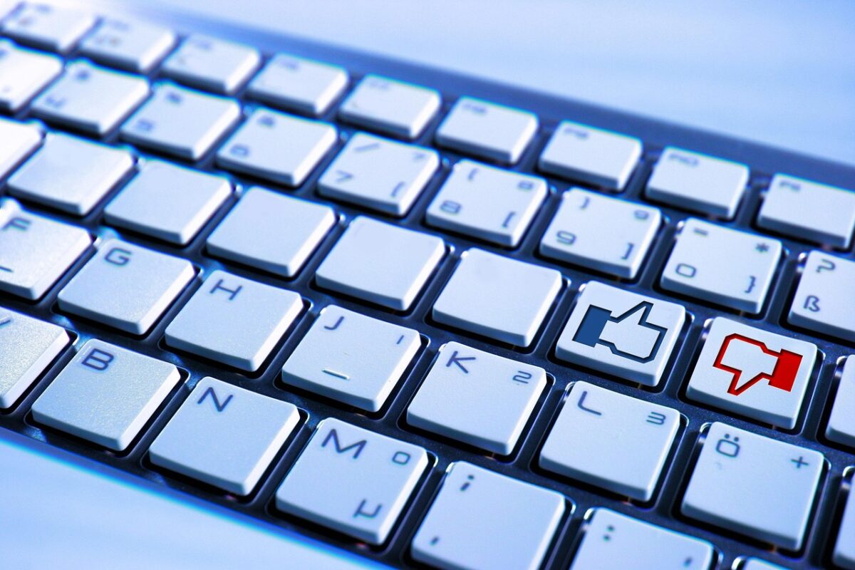 Keyboard with blue thumbs up and red thumbs down to indicate website owner user experience